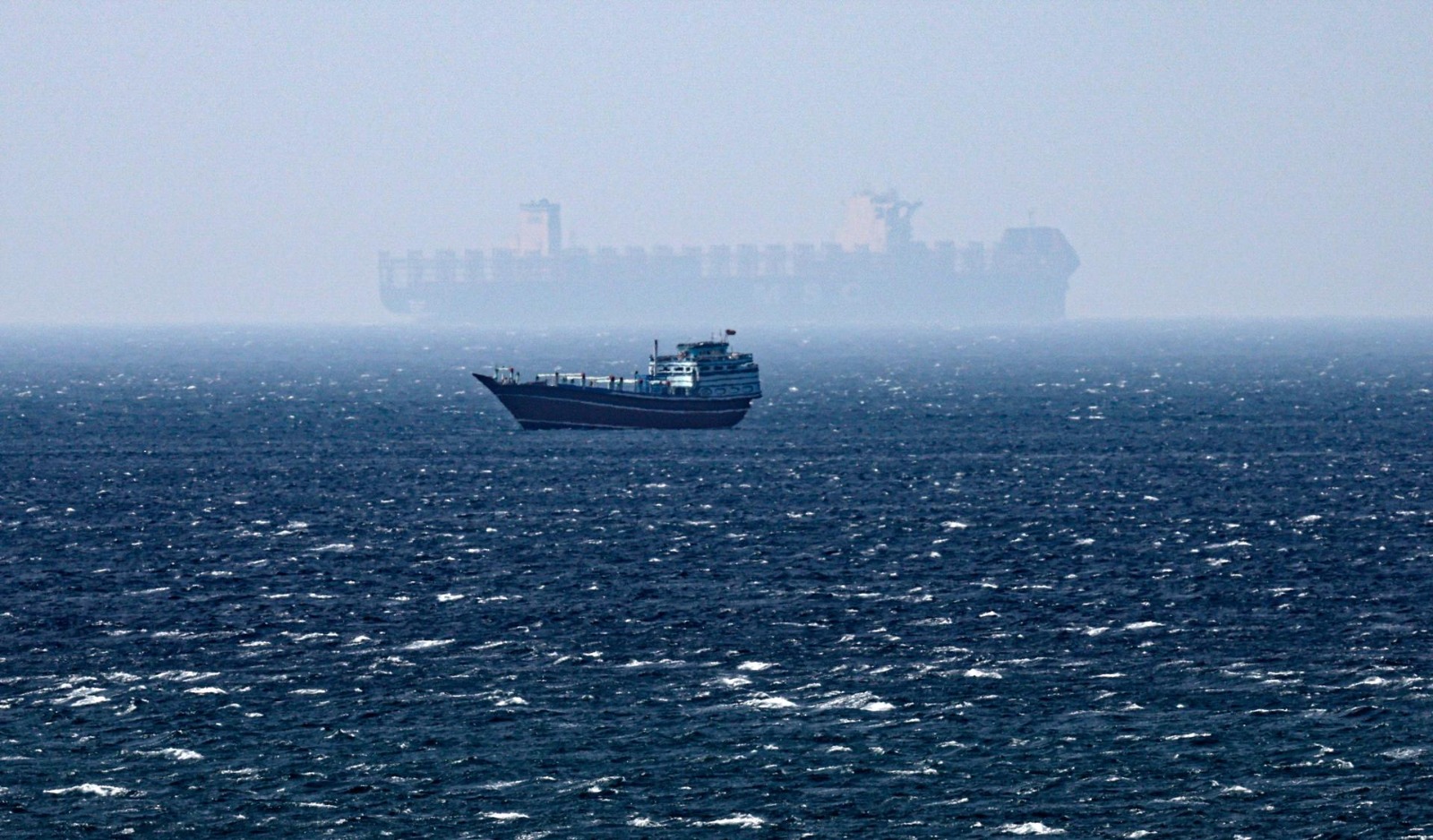 EUA e Irã suspendem bombardeios e abrem rota marítima