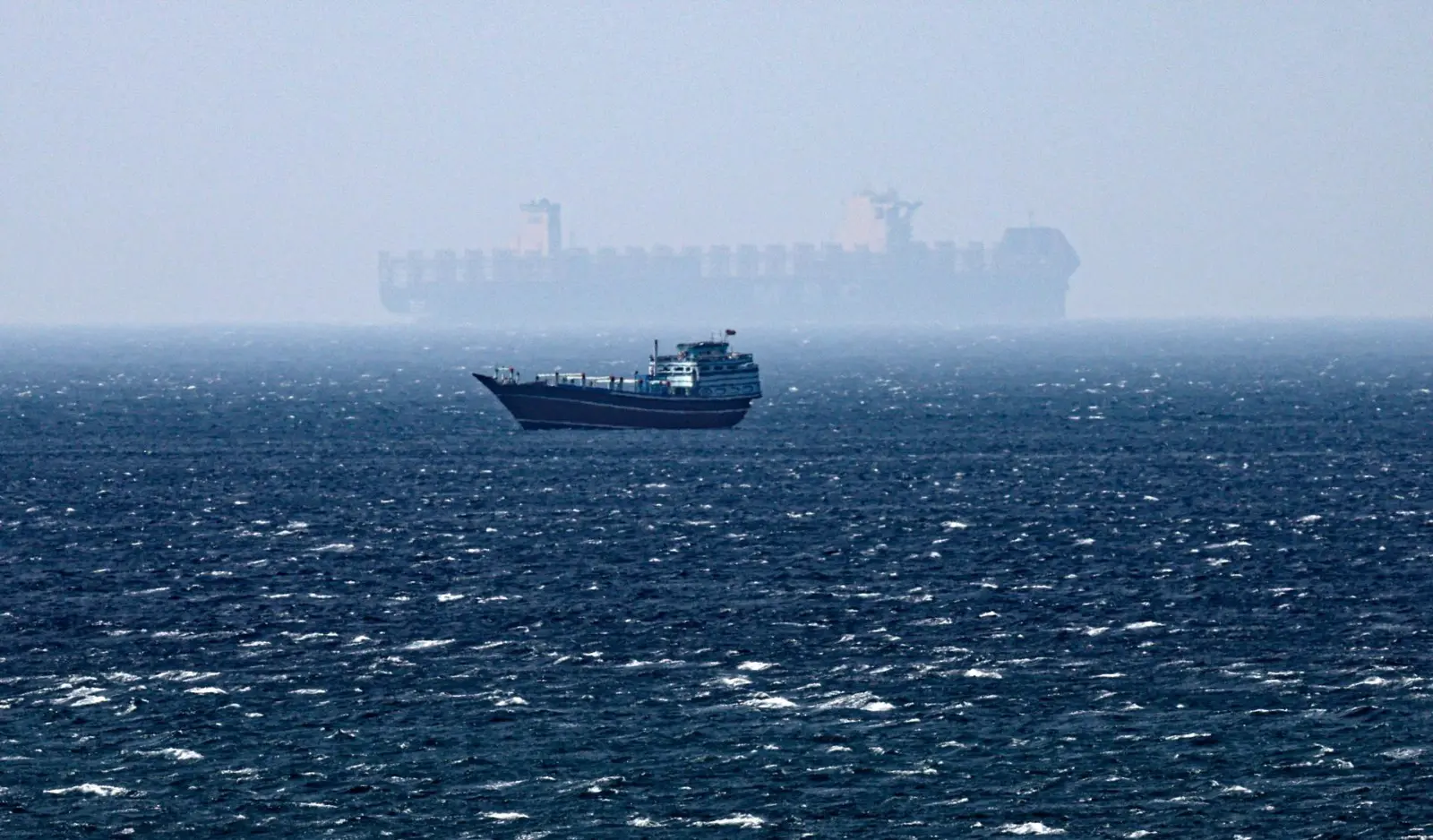 Embarcações no Estreito de Ormuz | Foto: Reprodução/X