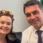 Flávio Bolsonaro indicou que vice em sua chapa deve ser mulher; nome de Júlia Zanatta foi lembrado por internautas e defendido por Eduardo | Foto: Reprodução/Redes Sociais