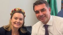 Flávio Bolsonaro indicou que vice em sua chapa deve ser mulher; nome de Júlia Zanatta foi lembrado por internautas e defendido por Eduardo | Foto: Reprodução/Redes Sociais