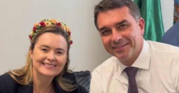 Flávio Bolsonaro indicou que vice em sua chapa deve ser mulher; nome de Júlia Zanatta foi lembrado por internautas e defendido por Eduardo | Foto: Reprodução/Redes Sociais