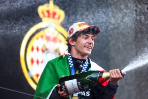 Kimi Antonelli durante a comemoração do pódio no GP de Mônaco / Foto: Bryn Lennon / Formula 1