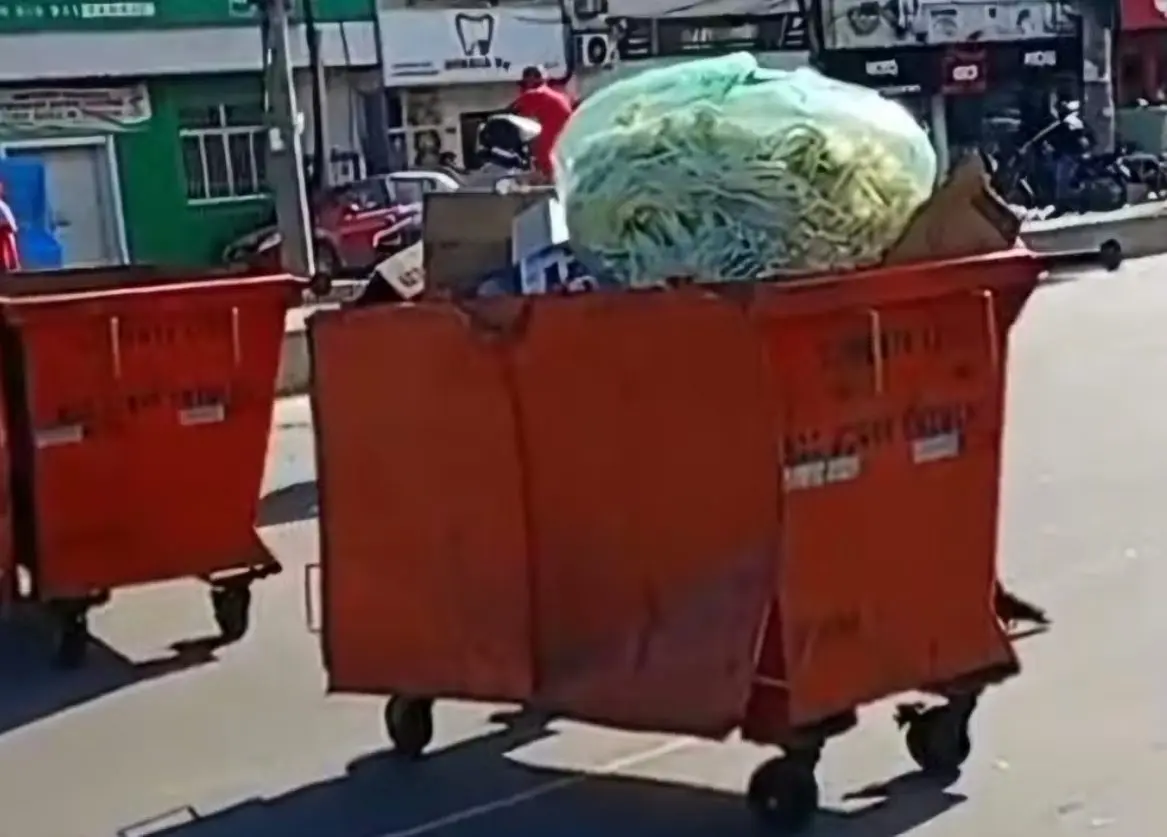 Lixeiras também foram usadas como barricada | Foto: Reprodução