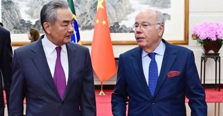 Ministro das Relações Exteriores da China, Wang Yi, se reuniu com o chanceler brasileiro Mauro Vieira | Foto: Divulgação/Itamaraty