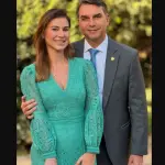 O senador Flávio Bolsonaro (PL-RJ), ao lado de sua mulher, Fernanda Bolsonaro
