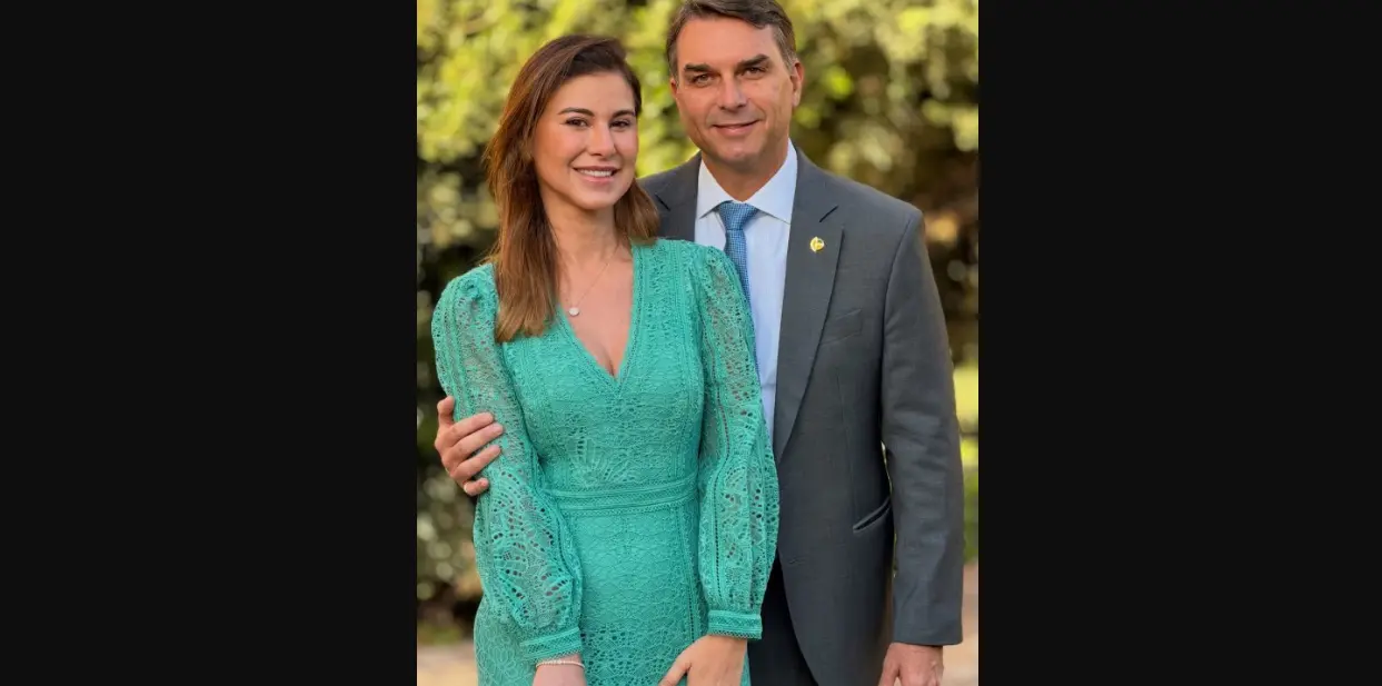 O senador Flávio Bolsonaro (PL-RJ), ao lado de sua mulher, Fernanda Bolsonaro