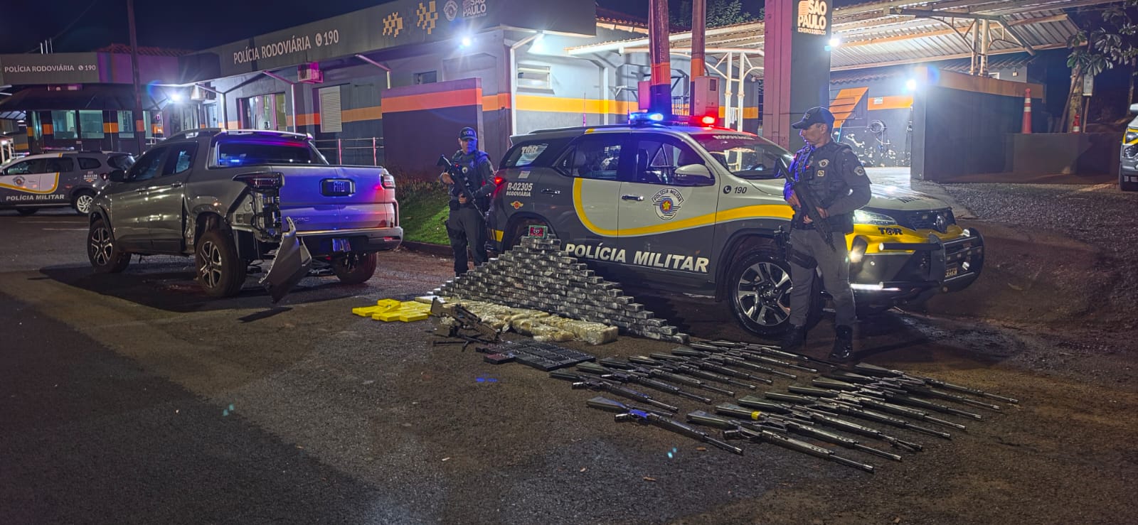 PM intercepta carga com 18 fuzis e cocaína que seguia para o Rio de Janeiro