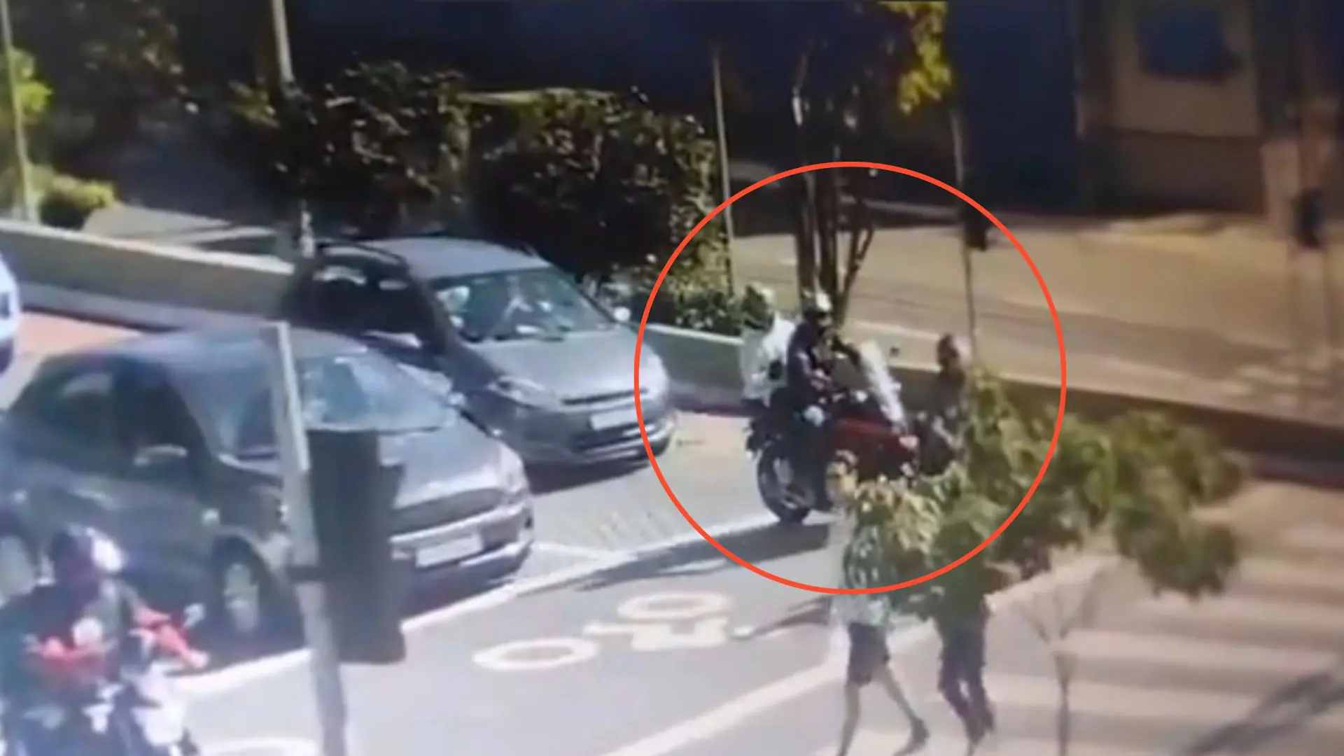 Momento em que o tenente da Rota é abordado pelos criminosos que já foram presos pela Polícia | Foto: Montagem sobre reprodução/X