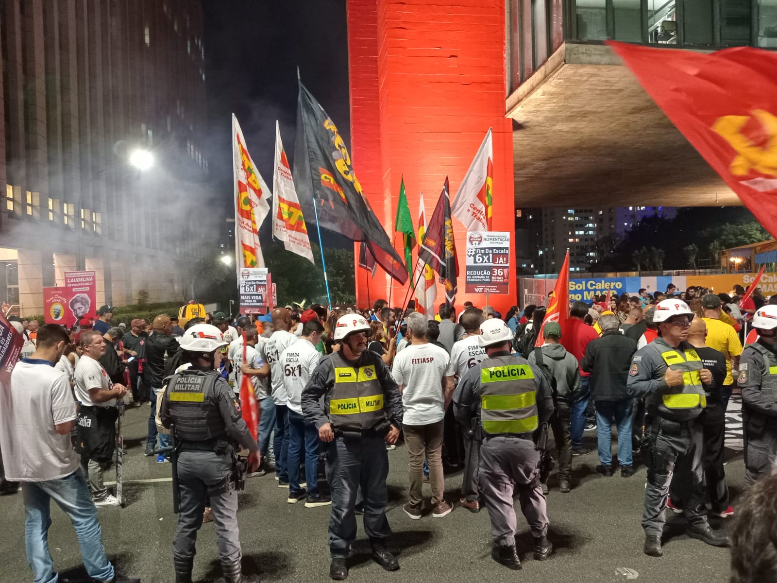 Protesto da esquerda bloqueia trecho da Avenida Paulista