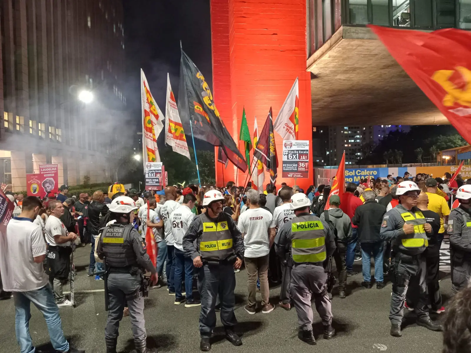policiais - protesto da esquerda na avenida paulista