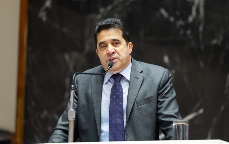 Moraes valida acordo e suspende ação contra deputa