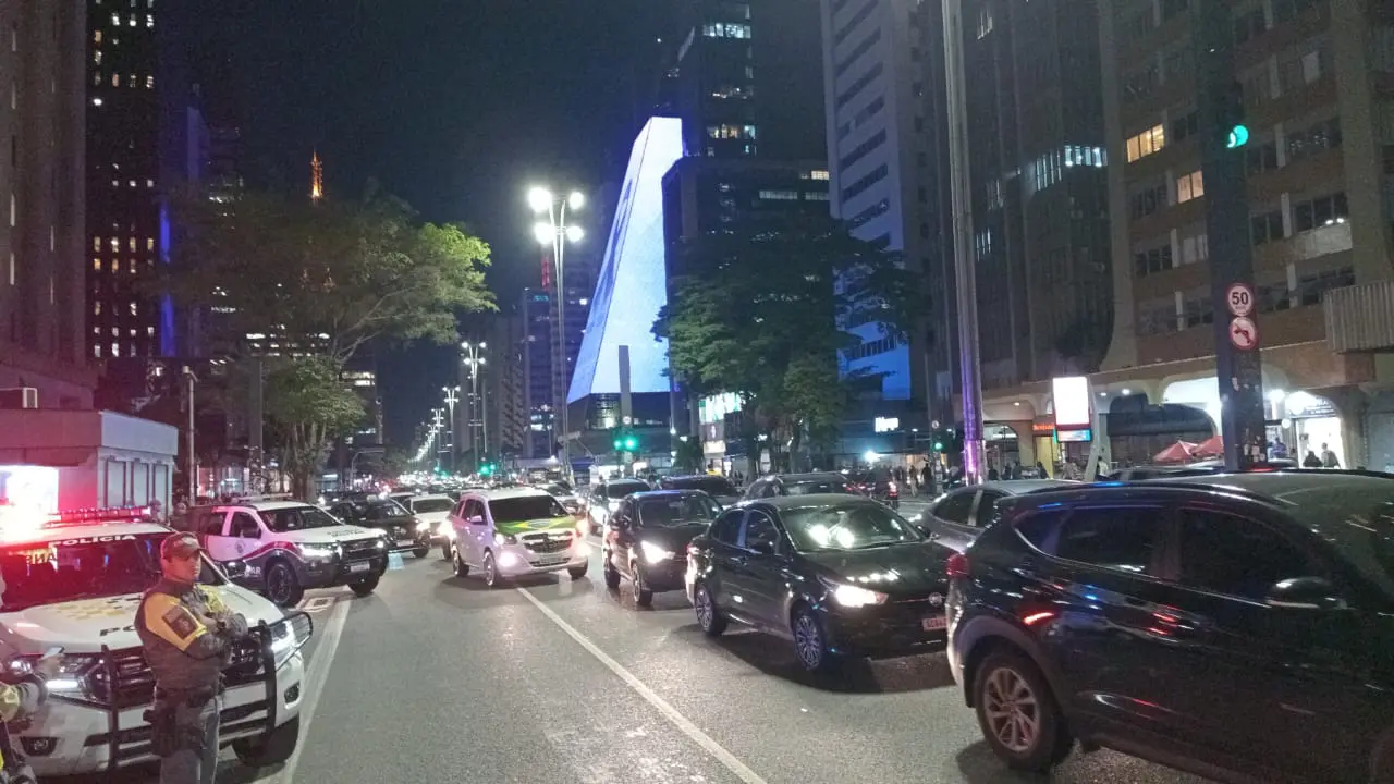 trãnsito na avenida paulista