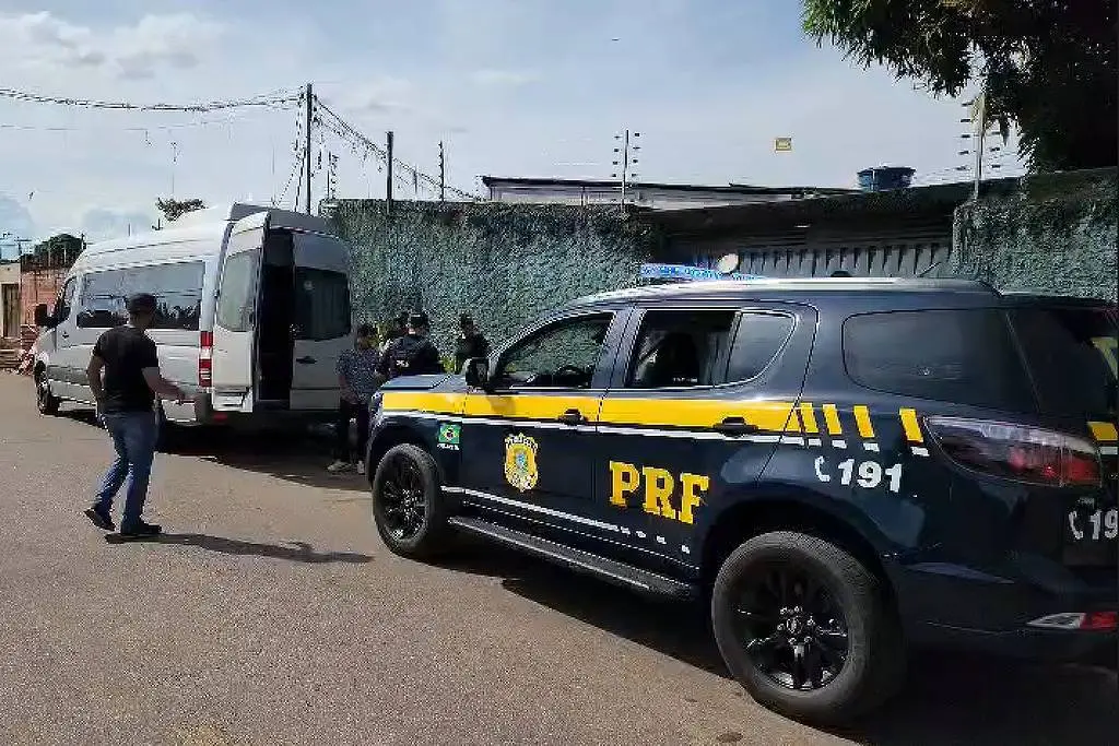 Polícia Rodoviária Federal durante resgate de venezuelanos no Acre | Foto: Divulgação/PRF