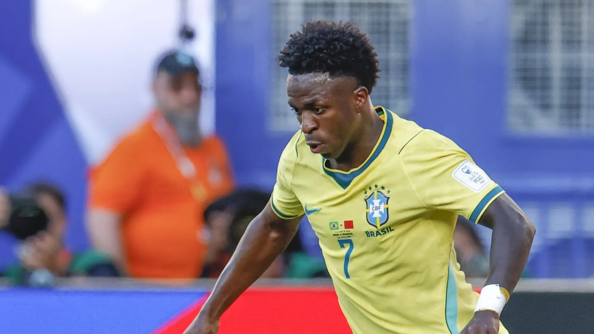 Vinicius Jr. dribla a zaga em partida da Copa do Mundo de 2026 | Foto: Rafael Ribeiro/CBF
