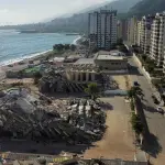 Imagem dos prédios destruídos após os terremotos de 24 de junho em Macuto, Estado de La Guaira, Venezuela, em 8 de julho de 2026 | Reuters/Leonardo Fernandez Viloria