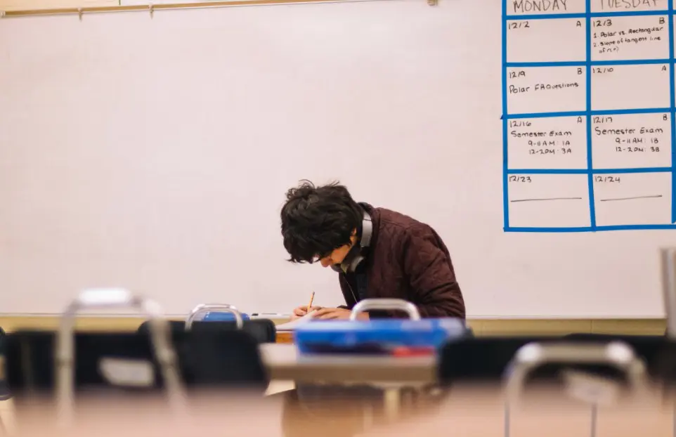Alunos ansiosos em uma sala de aula durante um teste de matemática