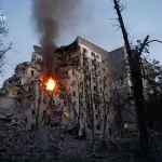 Um dos prédios atingidos durante o ataque russo a Kiev nesta quinta-feira, 2 | Foto: Divulgação/Governo da Ucrânia