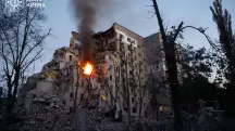 Um dos prédios atingidos durante o ataque russo a Kiev nesta quinta-feira, 2 | Foto: Divulgação/Governo da Ucrânia