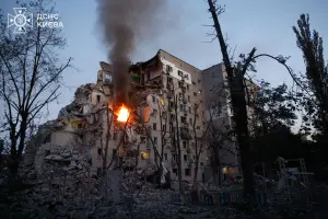 Um dos prédios atingidos durante o ataque russo a Kiev nesta quinta-feira, 2 | Foto: Divulgação/Governo da Ucrânia