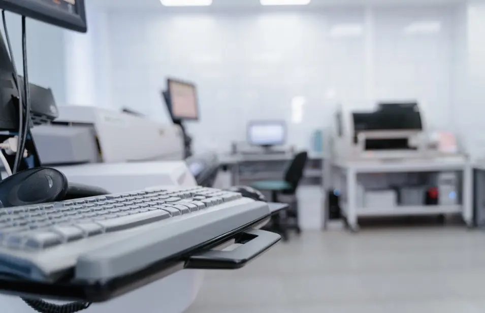 Ambiente de escritório moderno com automação no trabalho