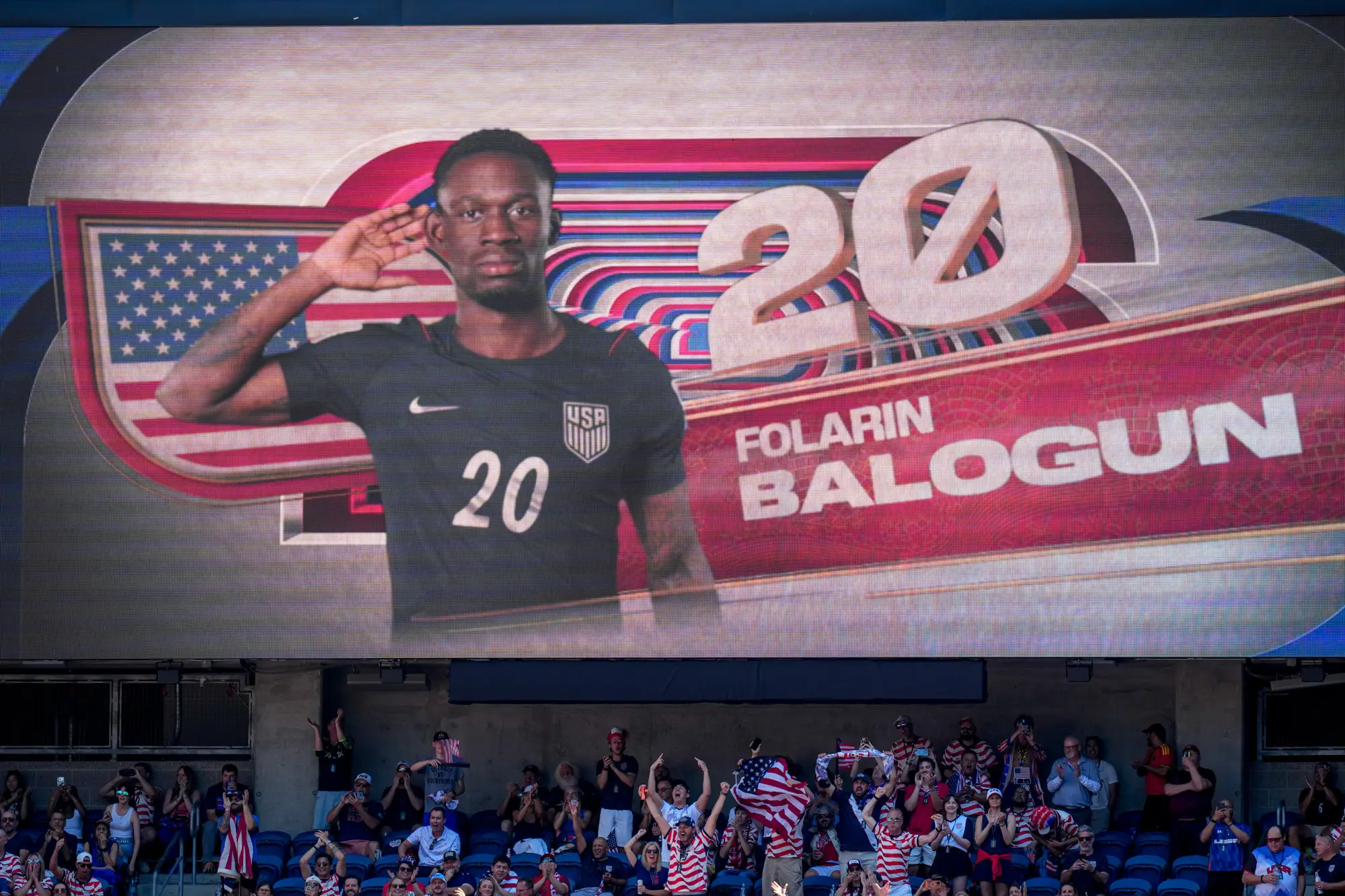 Um telão mostra Balogun como titular da seleção norte-americana contra a Bélgica, pelas oitavas de final da Copa do Mundo de 2026 – 6/7/2026 | Foto: Ercin Erturk/Reuters