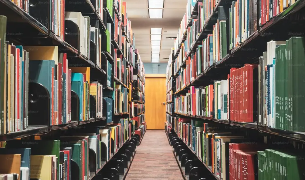 Antiga biblioteca com livros de filosofia clássica.