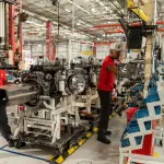 Funcionários durante atividades em indústria automobilística | Foto: Divulgação/CNI