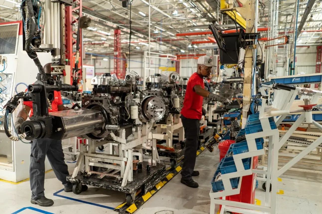 Funcionários durante atividades em indústria automobilística | Foto: Divulgação/CNI