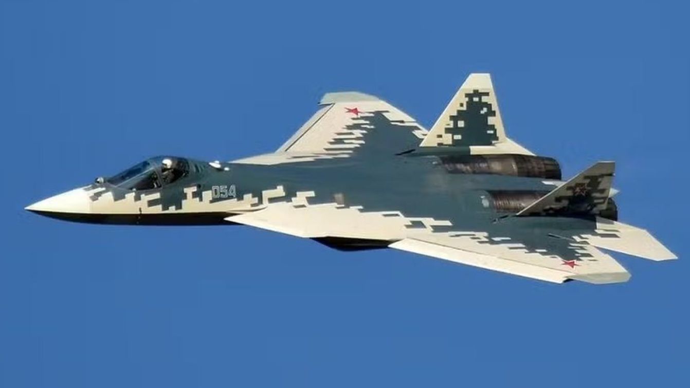 Caça russo Su-57 cai em treinamento; piloto ejetou