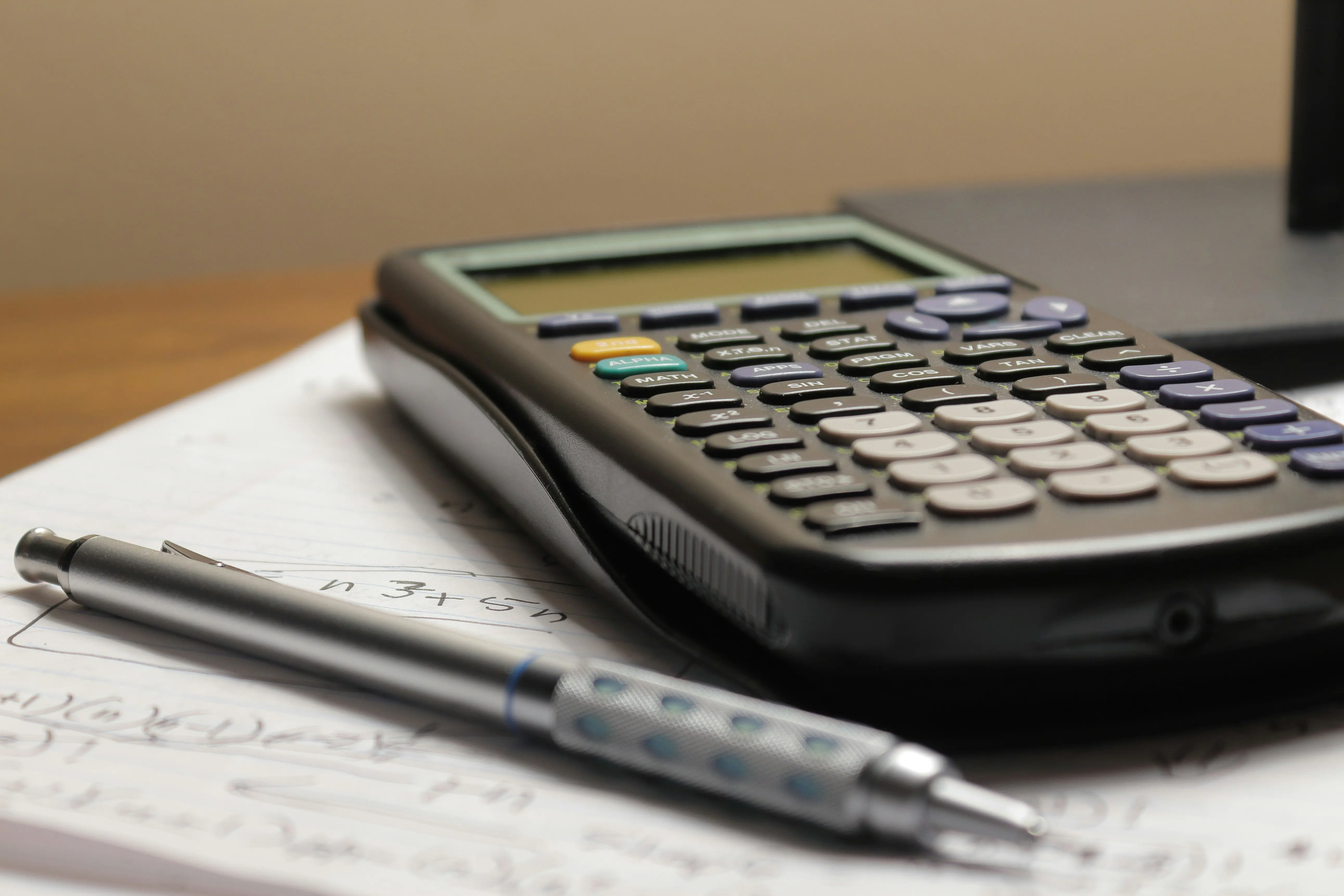 Calculadora mostrando a operação 8 + 2 × 5 - 3