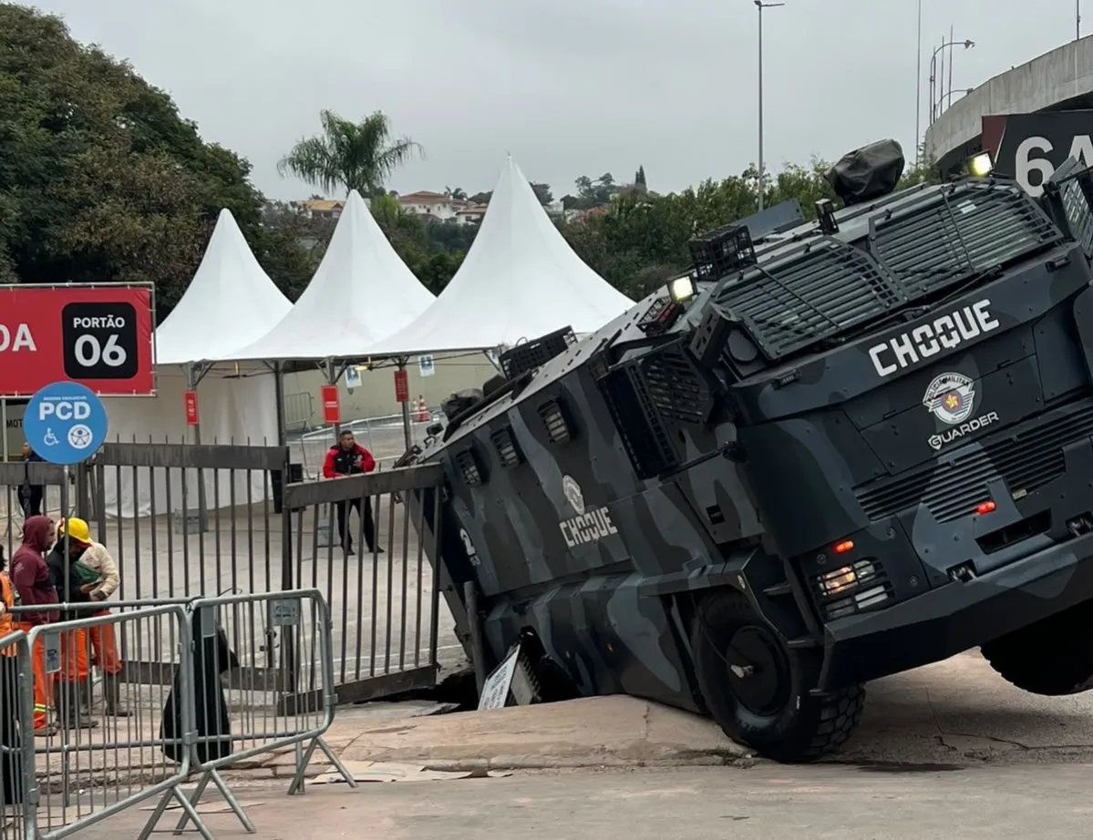 Caminhão da Tropa de Choque afunda em acesso ao MorumBIS