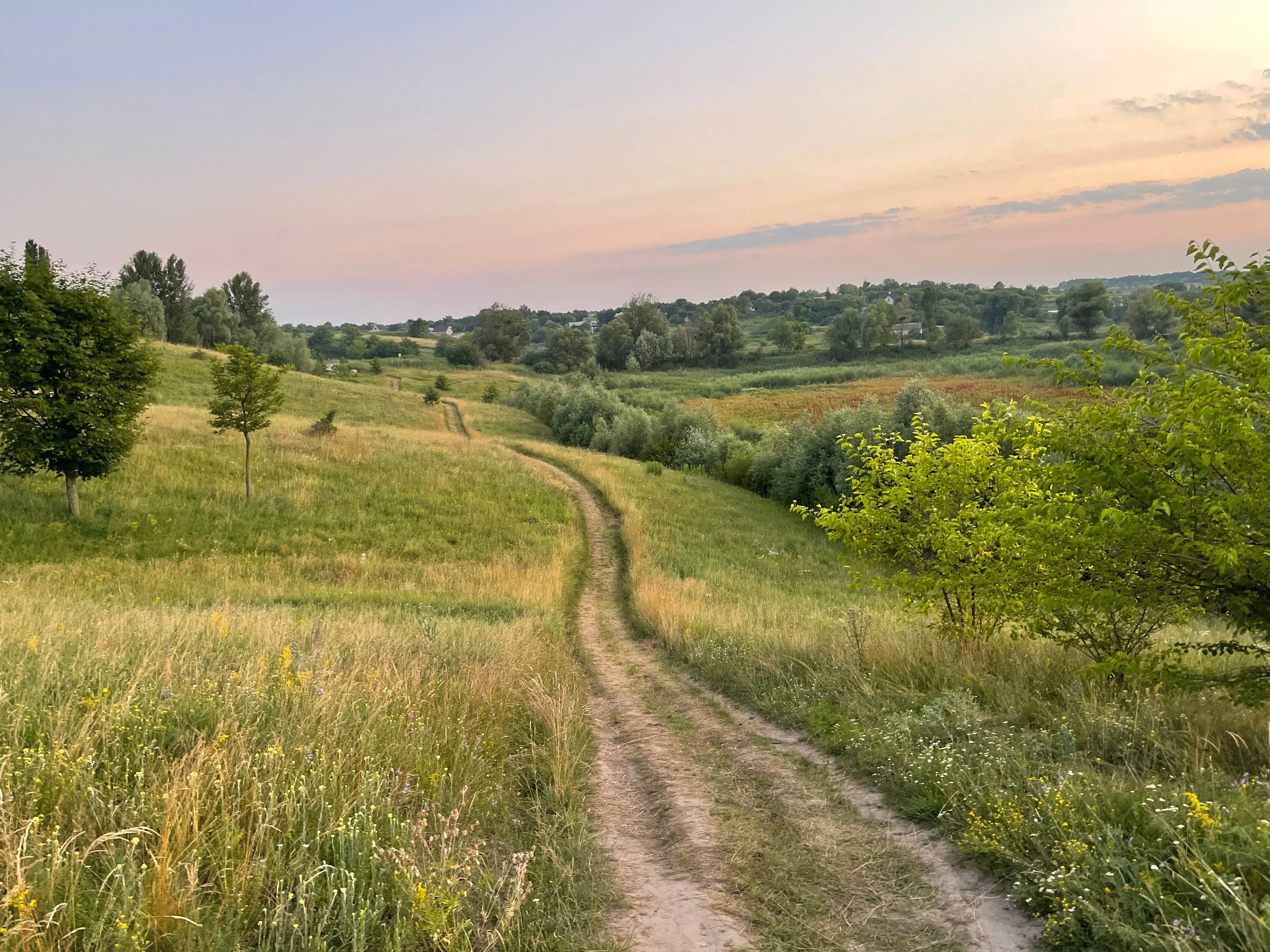Caminho simples em uma paisagem serena, simbolizando a filosofia de vida de Confúcio