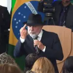 O presidente Lula mostra o dedo do meio durante um discurso | Foto: Reprodução