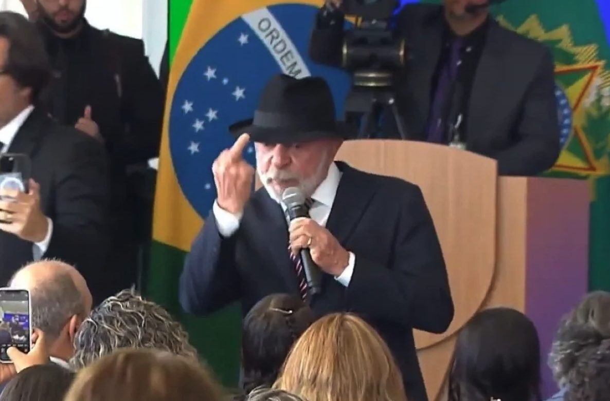 Lula faz gesto com o dedo do meio durante evento no Planalto
