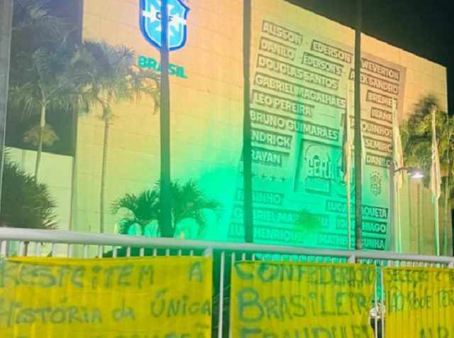 Torcedores protestam na sede da CBF após eliminação do Brasil na Copa