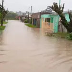 Em Tapes, no sul do Rio Grande do Sul, ruas e imóveis foram cercados pela água depois do acumulado de 170 milímetros de chuva | Foto: Portal do Camaquã/Reprodução