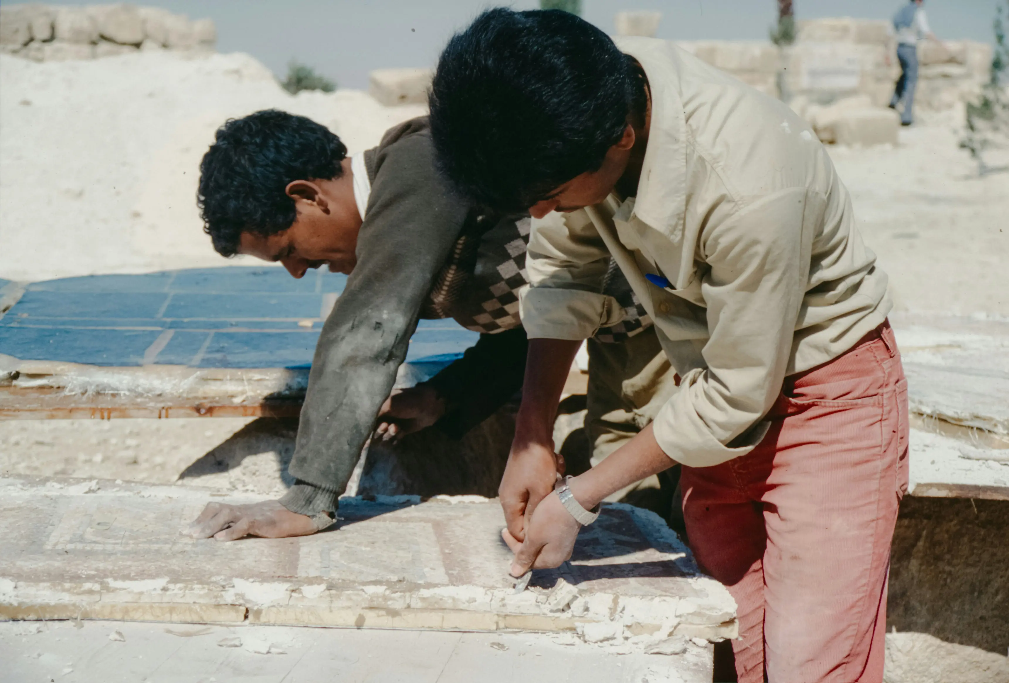 Cientistas analisando artefatos arqueológicos da múmia de Tarim em um laboratório