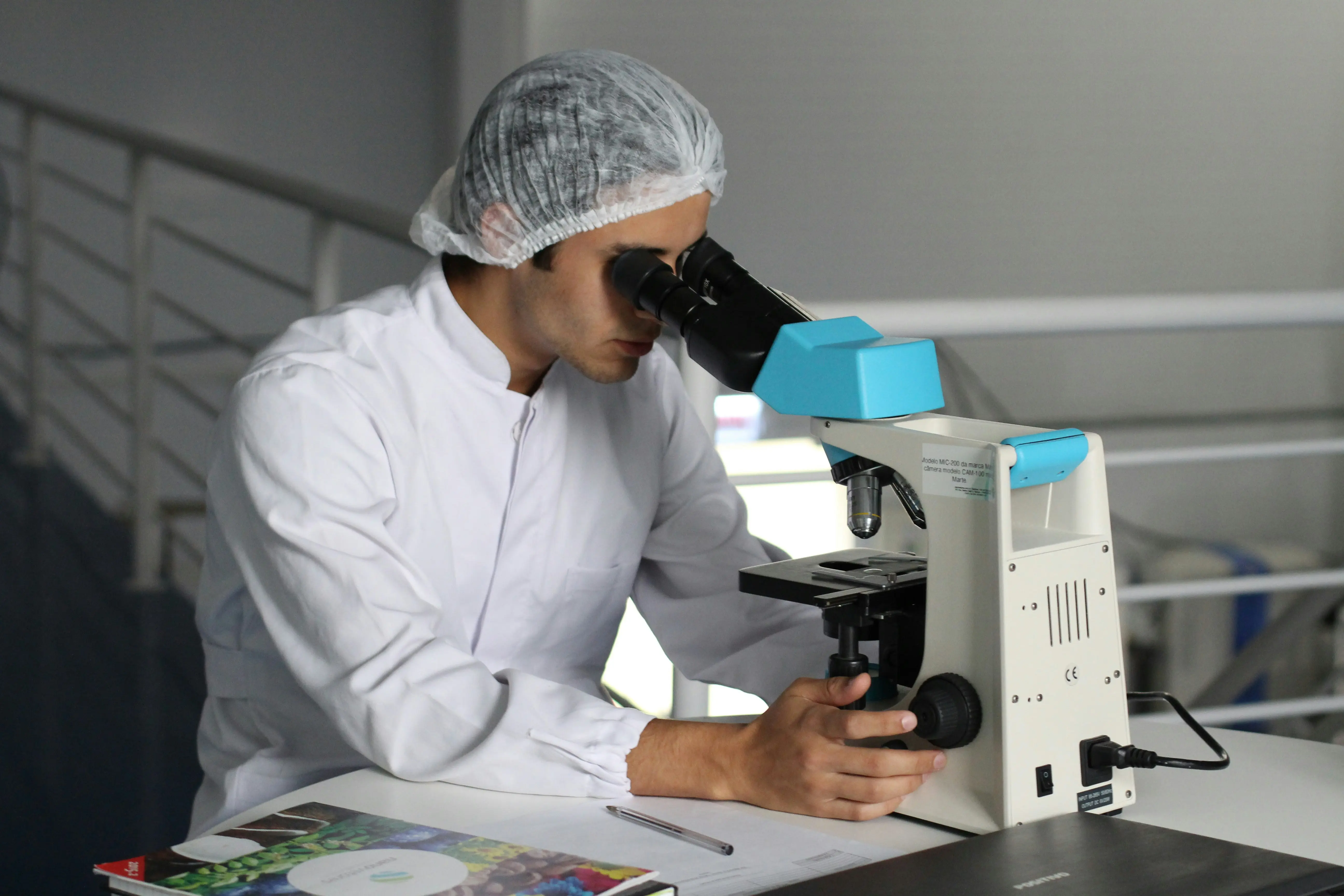 Cientistas em laboratório estudando biologia humana