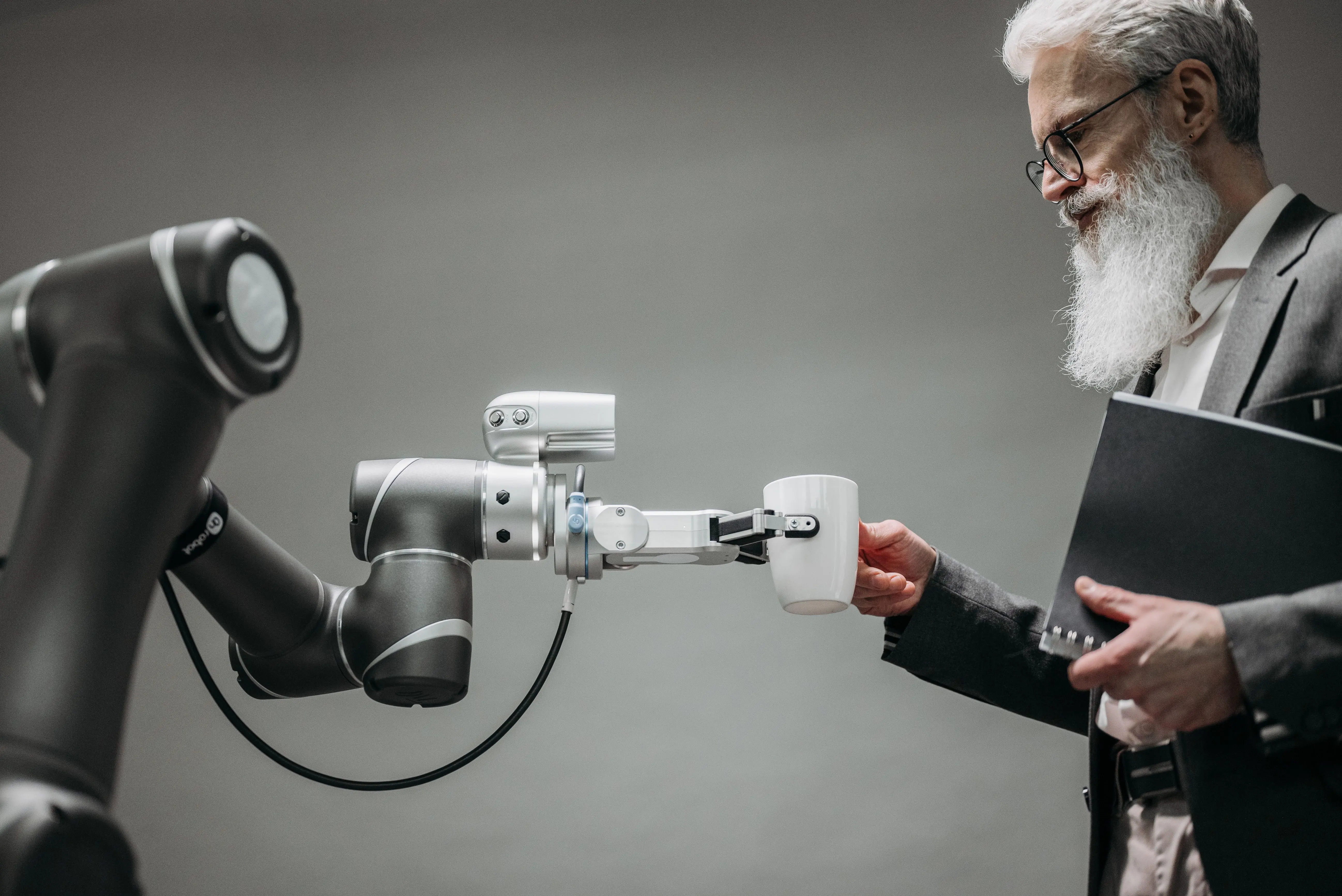 Trabalhador humano colaborando com robô no trabalho