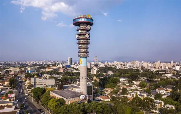 Vista aérea de Curitiba com 5 milhões de árvores, referência em qualidade de vida
