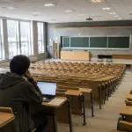 'Há uma precarização severa na gestão das unidades acadêmicas', escreve Danilo Dupas | Foto: Divulgação/Oeste | Imagem criada com o auxílio de inteligência artificial