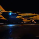 Caça da Marinha dos Estados Unidos posicionado no convés de um porta-aviões durante operação militar | Foto: Comando Central dos EUA/Divulgação