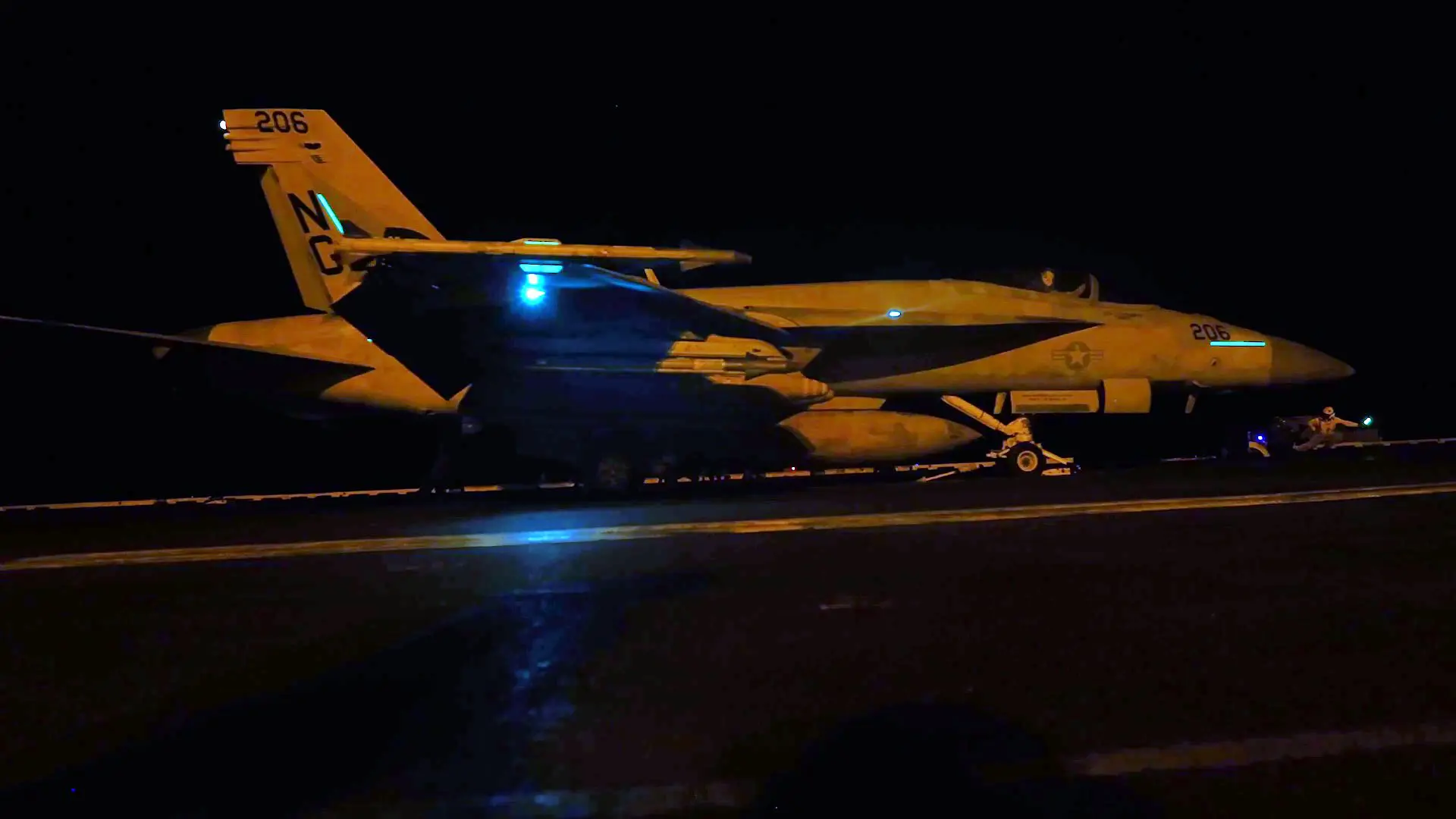 Caça da Marinha dos Estados Unidos posicionado no convés de um porta-aviões durante operação militar | Foto: Comando Central dos EUA/Divulgação