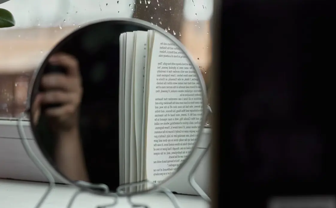 Um filósofo contemporâneo em um ambiente moderno, refletindo sobre a vida.