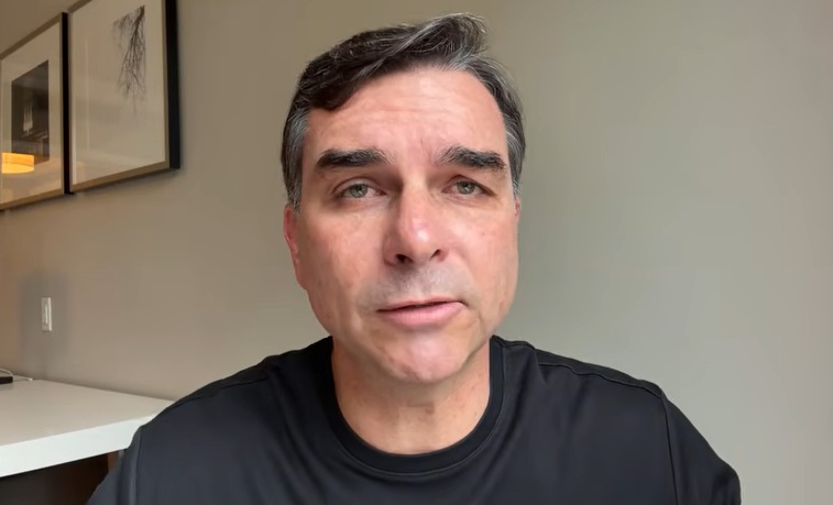 Flávio Bolsonaro chama busca da PF na casa do pai de 'constrangedora'