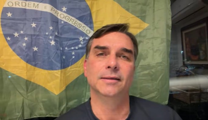 Moraes quer ‘desculpinha’ para tirar Bolsonaro da domiciliar, diz Flávio