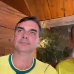 O senador Flávio Bolsonaro (PL-RJ), ao lado do irmão, o ex-deputado federal Eduardo Bolsonaro (PL-SP) | Foto: Reprodução/YouTube