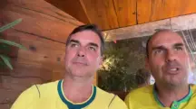 O senador Flávio Bolsonaro (PL-RJ), ao lado do irmão, o ex-deputado federal Eduardo Bolsonaro (PL-SP) | Foto: Reprodução/YouTube