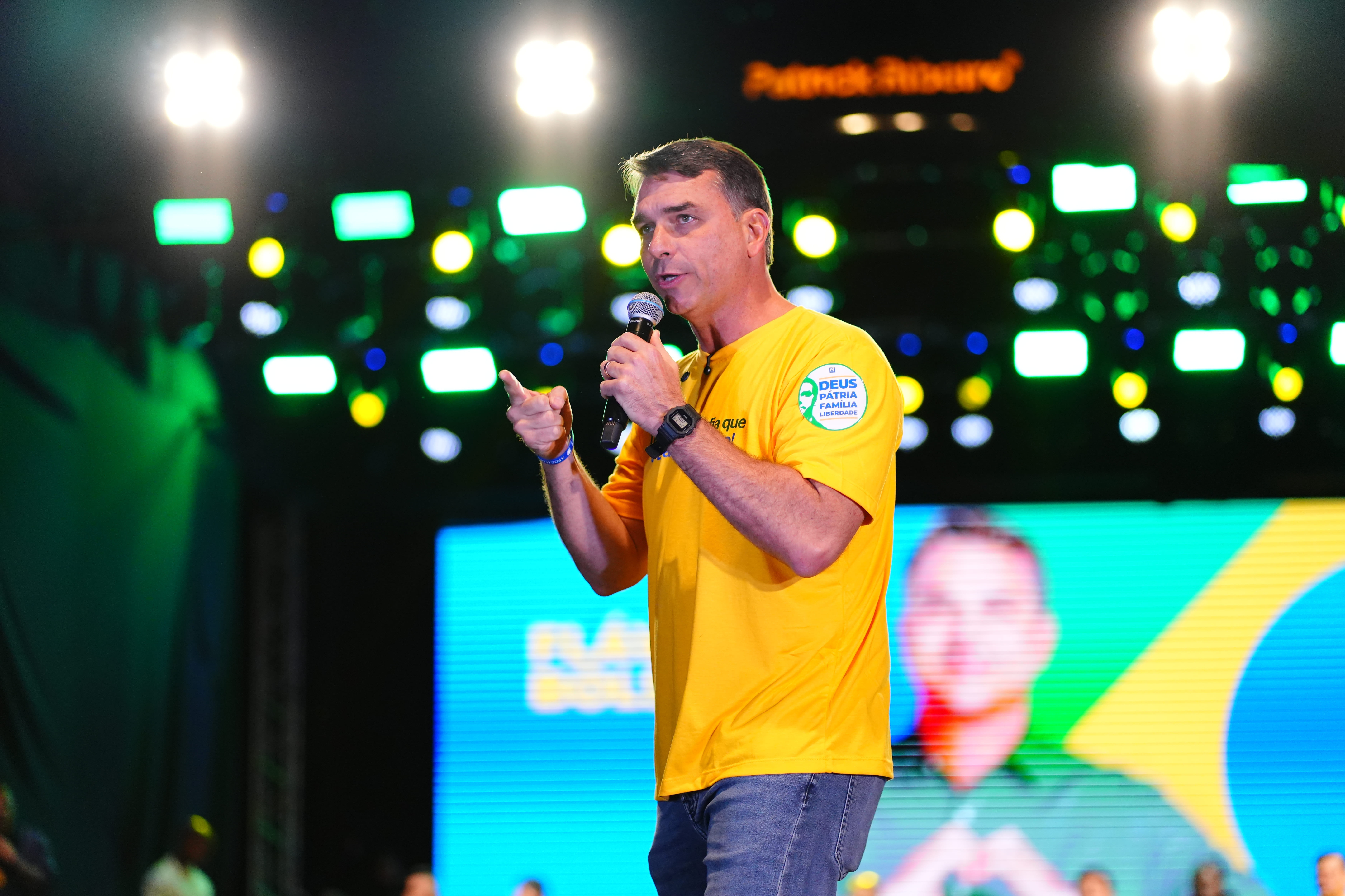 Cover image for Flávio Bolsonaro parte para o ataque e transforma decisão de Moraes em prévia de 2026