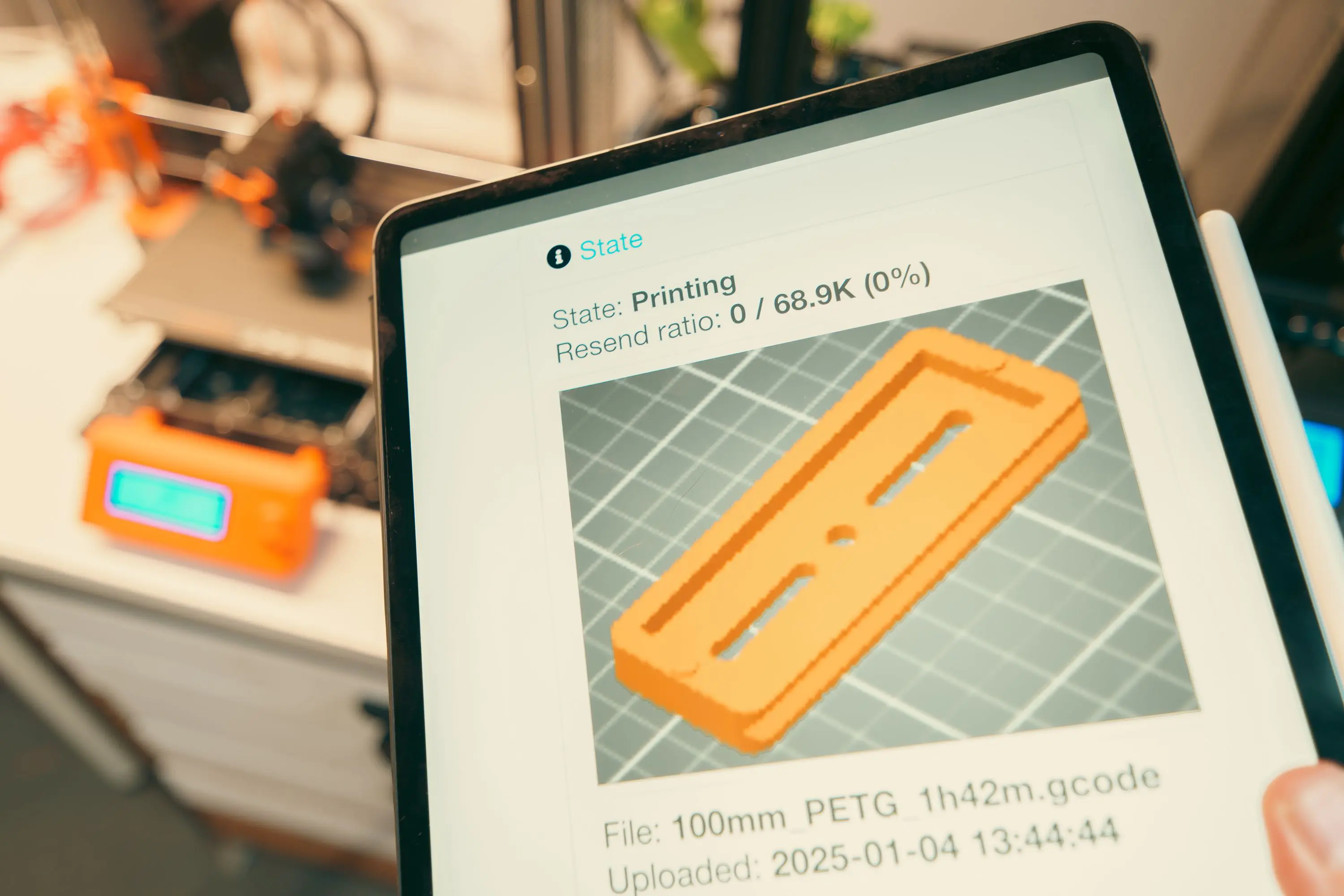 Close-up de peça impressa em 3D com detalhes visíveis